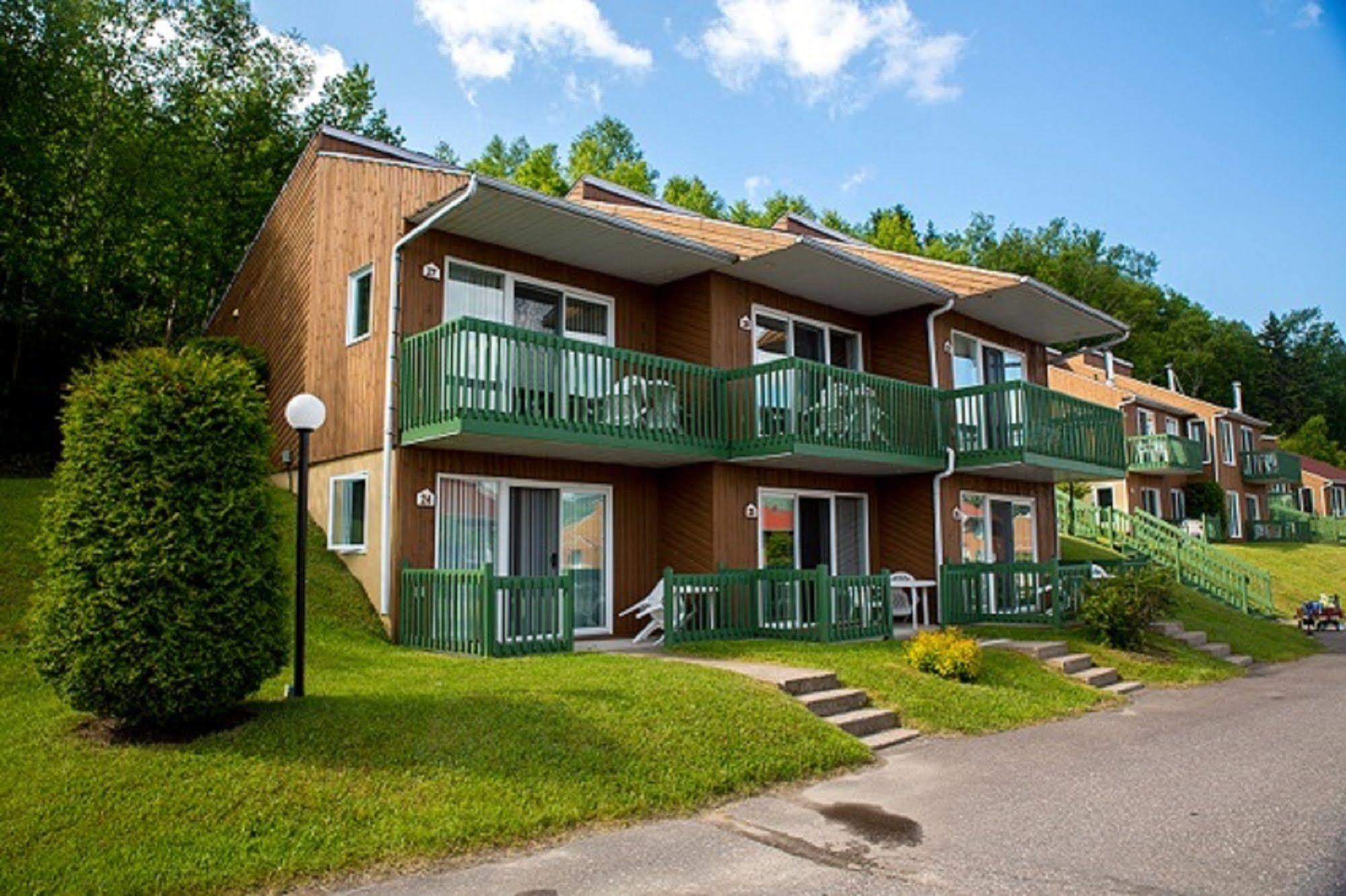 Chalets Condos Sur Le Fjord LʼAnse-Saint-Jean Exterior foto